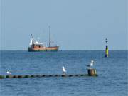 Ostsee-Stilleben: Fischerboot vor der Usedomer Ostseekste des Bernsteinbades Loddin.