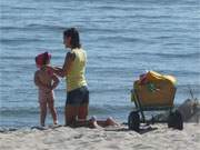 Endlich am Ostseestrand: Junge Mutter mit Kind im Usedomer Bernsteinbad Loddin.