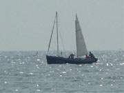 Wassersportparadies Usedom: Segelboot auf der Ostsee am Kaiserbad Ahlbeck.