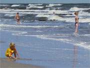 Wellen rollen auf den Strand: Familienspa am Ostseestrand von Stubbenfelde.