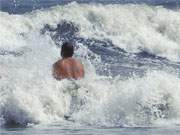 Hinein ins trubulente Vergngen: Die Ostsee bietet badegerechte Wellen.