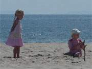 Kinderspiel: Sandburgenbau auf dem breiten Ostseestrand des Usedomer Bernsteinbades Koserow.