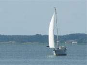 Wassersport an den Ksten der Insel Usedom: Segelboot auf dem Peenestrom.