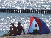 Mit der Familie im Ostseeurlaub: Sonnenbaden am Ostseestrand der Insel Usedom.