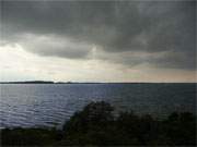 Regenwolken ber Usedom: Blick vom Weien Berg auf den Peenestrom.