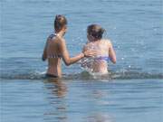 Erfrischung im klaren Ostseewasser: Badende Mdchen am Ostseestrand von Karlshagen im Inselnorden Usedoms.