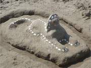 Ostseestrand von Karlshagen im Inselnorden Usedoms: Sand-Sphinx bewacht den Strand.