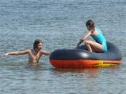 Kinderspiel auf der spiegelglatten Ostsee: Familienurlaub im Inselborden Usedoms.