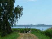 Weite Landschaft der Usedomer Halbinsel Lieper Winkel: Der Achterwasser-Deich bei Grssow.