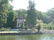 Blick herüber nach Usedom: Wohnhaus an der Kaiserfahrt auf der Insel Wollin.