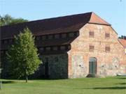 Peeneland in Vorpommern: Ehemaliges Stallgebude auf dem Gutshof in Stolpe.