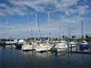 Stimmungsvoll: Sportboote im Achterwasserhafen des Bernsteinbades Loddin auf Usedom.