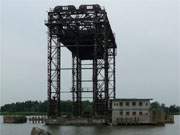 In den letzten Kriegstagen gesprengt: Die Ruine der Eisenbahnhubbrcke von Karnin.