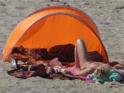 Sonnenbad: Ende August auf dem Sandstrand des Ostseebades Zinnowitz im Inselnorden Usedoms.