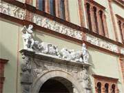 Fassade mit zahllosen Ziegel- und Marmorreliefs: Das Amtsgericht in Wismar.