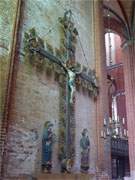 Wunderbare Farbigkeit: Christuskreuz im Seitenschiff von Sankt Nikolai in Wismar.