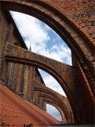 Sttzwerk: Strebepfeiler halten das Hauptschiff der Kirche Sankt Nikolai.