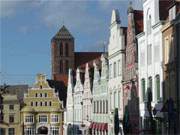 Im Hintergrund Sankt Nikolai: Typische Altstadtstrae in Wismar.