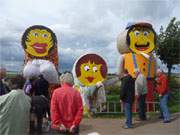 Fast fertig: Die Strohpuppen fr das Loddiner Erntefest sind geschmckt.