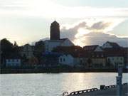 Blick vom Wolgaster Hafen: Die Altstadt mit der Kirche Sankt Marien.