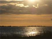 Abendstimmung ber dem Greifswalder Bodden: Die Halbinsel Struck auf dem Festland.