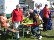 Viele fleiige Hnde: Vorbereitungen fr das Loddiner Erntefest.