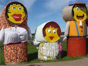 Vorbereitungen fr das Loddiner Erntefest: Die Erntefestpuppen sind ein guter Platz zum Spielen.