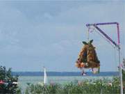 Ein Loddiner Stilleben: Achterwasser, Segelboot und Erntekrone.