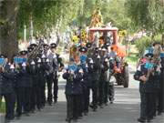 Fanfarenzug: ber die Klpinseer Strandstrae geht es zum Loddiner Festplatz.