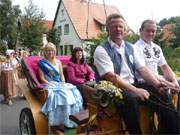 Bernsteinprinzessin und Brgermeisterin auf dem groen Festumzug durch Loddin.