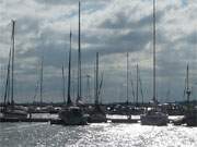 Wolkig: Segelboote in der Marina Krslin "gegenber" von Usedom.