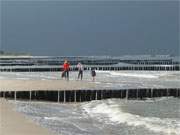 Lichtblick: Eine Wolkenlcke ldt zum Fotografieren am Ostseestrand ein.