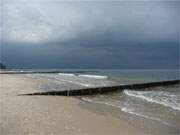 Regenwetter: Fast menschenleer ist der Ostseestrand des Bernsteinbades Zempin auf Usedom.