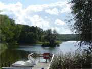 Frhherbst: Blick ber den malerischen Klpinsee mit der Schwaneninsel.