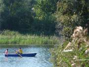 Bootsausflug in der Herbstsonne: Bootstour ber den Klpinsee im Bernsteinbad Loddin.