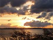 Wunderbares Schauspiel im Bernsteinbad Loddin: Sonnenuntergang ber dem Achterwasser.