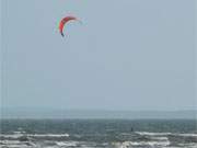 Mit dem Wind ber die Ostsee: Am Strand des Ostseebades Karlshagen ziehen Kiter ihre Bahn.