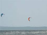 Herbstwind ber der Ostsee: Kiter vor dem Ostseebad Karlshagen im Inselnorden Usedoms.