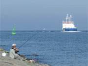 Ship spotting: Angeln auf der Westmole des Hafens von Swinemnde.