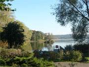 Blick von der Strandstrae des Bernsteinbades Loddin ber den Klpinsee.