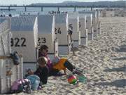 Herbstsonne: Mutter und Kind am Strand des Ostseebades Zinnowitz auf Usedom.