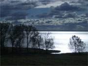 Sonniger Fleck: Dunkle Regenwolken ber der Usedomer Kste zum Stettiner Haff.