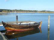 Idyll mit Fischerboot: Die Melle, ein Arm des Achterwassers, am Loddiner Hft.