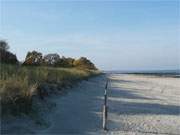 Lange Schatten: Der Ostseestrand des Usedomer Bernsteinbades Zempin am Nachmittag.