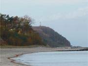 Herbstlaub im Küstenwald: Steilküste am Ostseestrand von Kölpinsee.