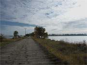 Blick in den November: Straendamm zur Achterwasser-Insel Grmitz.