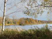 Bernsteinbad Loddin: Der malerische Kölpinsee mit bunt gefärbten Ufern.