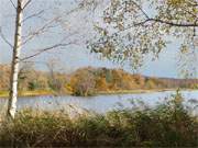 Bernsteinbad Loddin: Der malerische Klpinsee mit bunt gefrbten Ufern.