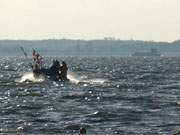 Erwerbsleben auf Usedom: Fischerboot und Ausflugsdampfer auf dem Achterwasser.