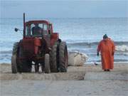 Der Winter erreicht Usedom: Fischerboote werden in Klpinsee eingeholt.